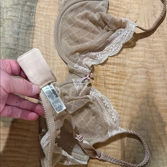Four Neutral Bras with Underwire Support - Picture 2 of 8